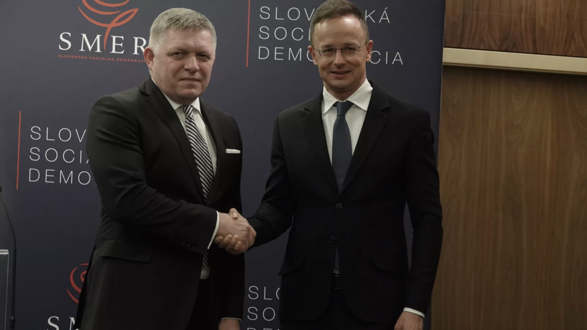 Slovenský premiér Robert Fico a maďarský minister zahraničných vecí Péter Szijjártó zablokovali spoločné vyhlásenie, ktoré by podporilo 18. balík sankcií EÚ voči Rusku.